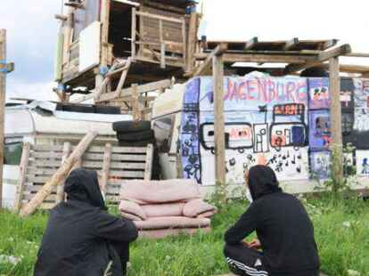 Haben im vergangenen Jahr viel Zeit im Protestcamp von Moor bleibt Moor verbracht: Florian und Christian vor der Wagenburg.