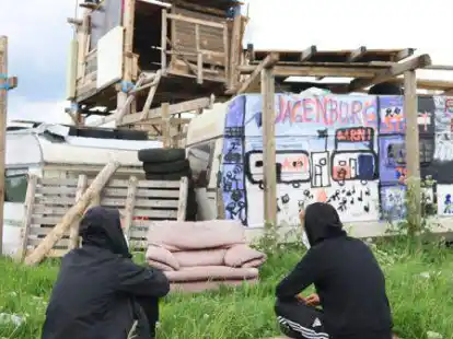 Haben im vergangenen Jahr viel Zeit im Protestcamp von Moor bleibt Moor verbracht: Florian und Christian vor der Wagenburg.