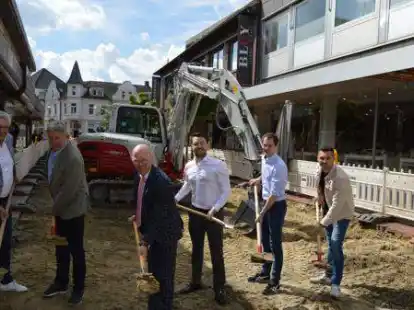 Griffen zur Schaufel f&uuml;r den obligatorischen ersten Spatenstich (von links): Bauamtsleiter Armin N&ouml;h, Achim Stegemann (Garten, Landschafts- und Stra&szlig;enbau Stegemann, L&ouml;ningen), B&uuml;rgermeister Neidhard Varnhorn, stellvertretender Bauausschussvorsitzender Jan Oskar H&ouml;ffmann, Planungsamtsleiter Bj&ouml;rn Drebberm&uuml;ller und Daniel Niehaus (Planungsb&uuml;ro BPR, Bremen).