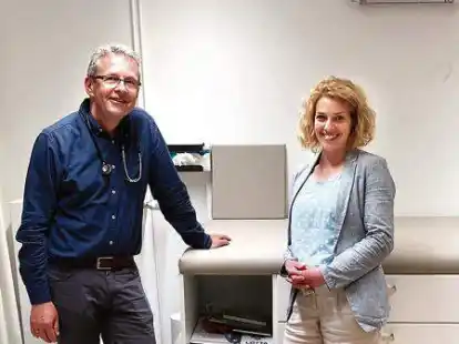 Der Vareler Kinder- und Jugendarzt Dr. Rupert Dernick im Gespr&auml;ch mit CDU-Landtagskandidatin Katharina Jensen.