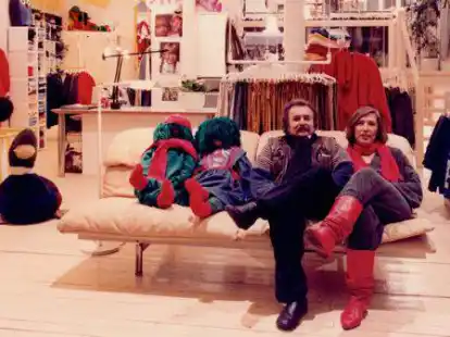 Freuen sich &uuml;ber die Entwicklung bis heute: die Gr&uuml;nder Monika und Peter Sklorz, damals an der Haarenstra&szlig;e 40, im heutigen L&uuml;bbehusen, sie mit Mode im Erdgeschoss, er mit M&ouml;beln im Untergeschoss.