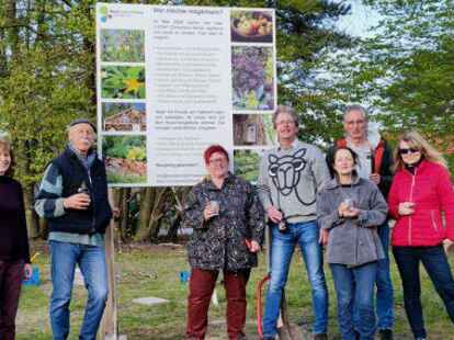 Haben das Werbeschild aufgestellt (von links):  Ina Lehnert-Jenisch, Hermann M&ouml;hlenkamp (als Vertreter der beiden Stiftungen; alle anderen vom Verein &bdquo;Neu Donnerschwee verbindet&ldquo;), Ute Goronczy, Matthias Metz, Susanne Gr&auml;ssel, Dirk L&uuml;bben und Susanne Hautzer.
