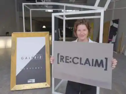 L&auml;dt mit dem &bdquo;Hidden Art Project&ldquo; zum Kunstfestival in der Achternstra&szlig;e ein &ndash; Festivalmanagerin Nele Honig auf der Fl&auml;che, auf der bis zu seinem Umzug Camp David war.