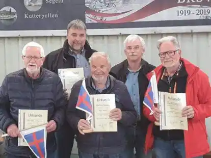 F&uuml;r ihre langj&auml;hrige Mitgliedschaft im Braker Ruder- und Segelverein wurden (von links) Rolf Bode, Torsten R&uuml;ckoldt, J&uuml;rgen Krosch, Jens Bargmann und Rolf P&ouml;pken geehrt.