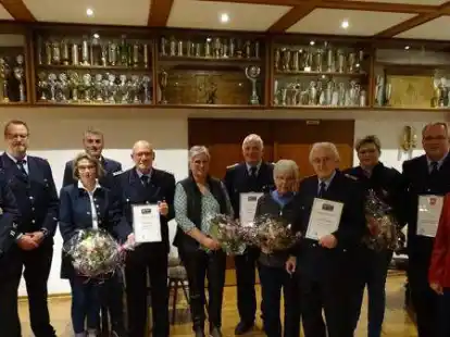 Dank ging an langj&auml;hrige Mitglieder: Geehrte mit Partnerinnen.