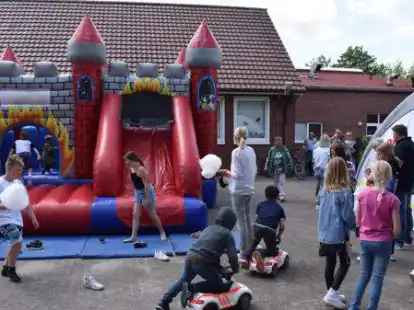 Die H&uuml;pfburg war ein Publikumsmagnet auf dem Schul- und Kindergartenfest in Tweel.
