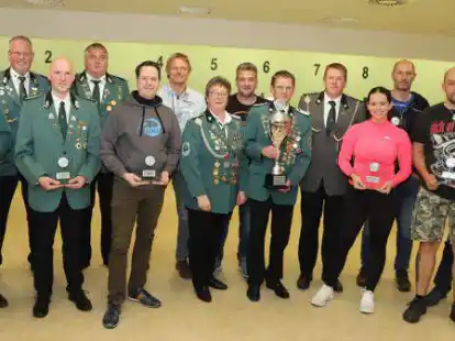 Die erfolgreichen Sch&uuml;tzinnen und Sch&uuml;tzen des Saterland- und B&uuml;rgermeisterpokalschie&szlig;ens in Neuscharrel.