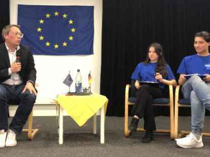 Der EU-Abgeordnete Tiemo W&ouml;lken (links) im Gespr&auml;ch mit den Sch&uuml;lern Julia Zittel (Mitte) und Patrick Graebel (rechts).