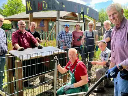 Flei&szlig;ige Helfer: Mitglieder des Rotary Clubs Nordenham beim Arbeitseinsatz auf der Kinder- und Jugendfarm