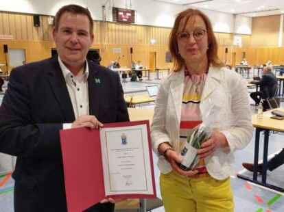 Heike M&uuml;ller-Feldmann mit B&uuml;rgermeister Florian Eiben in der letzten Stadtratssitzung.