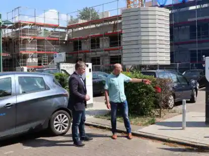 Landrat Christian Pundt (links) nimmt mit Ludger Krone vom Hochbauamt die neuen Lades&auml;ulen in Augenschein.