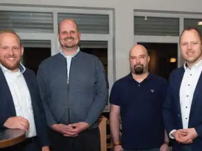 Wechsel beim Vorsitz der Edewechter SPD (v.l.): Zum Nachfolger des bisherigen Vorsitzenden Knut Bekaan w&auml;hlten die Mitglieder des Ortsvereins Kai Hemmieoltmanns, Bj&ouml;rn G&ouml;rner bleibt stellvertretender Vorsitzender. Als Gast auf der Versammlung war Bj&ouml;rn Meyer, SPD-Kandidat f&uuml;r die Landtagswahlen im Herbst, dabei.