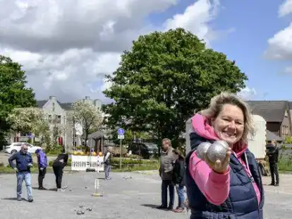 Ihre Kugeln erkennt Ilona Tetzlaff auf dem Spielfeld an den Punkten.