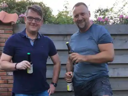 Sie betreiben die kleine Brauerei Hillthaler in Apen: Sven Hillen (links) und Rainer Wasserthal.