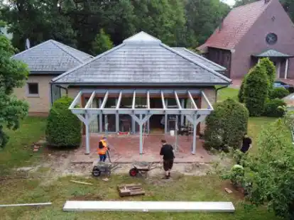 Impression von der Baustelle: Nach einem Richtfest wurde die neue Terrassen&uuml;berdachung am Sonntag mit Gottesdienst und &ouml;ffentlichem Fr&uuml;hst&uuml;ck eingeweiht.