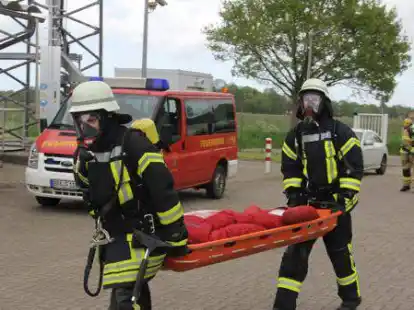Zwei Lehrg&auml;nge fanden j&uuml;ngst in der Feuerwehrtechnischen Zentrale in Brake statt: Das Gefahrgutseminar und ein Lehrgang f&uuml;r Atemschutzger&auml;tetr&auml;ger. Sowohl die Menschenrettung, als auch einfach das Arbeiten unter Belastung (Hintergrund) wurden dabei ge&uuml;bt.