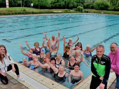 Freuen sich auf die neue Saison: Die ersten Wasserratten, die sich, trotz des eher herbstlich anmutenden Wetters gemeinsam mit Vasiliki Athanasopoulou; Ann-Kathrin Rathjen; Wolfgang May und Rolf Oppenl&auml;nder (alle Freibad Nord) in das k&uuml;hle Nass gewagt haben.