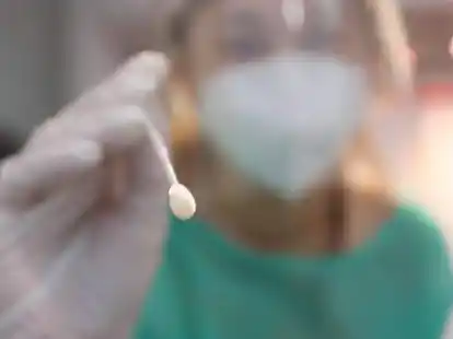 Erst ein positiver Schnelltest und dann ein positiver PCR-Test: Im Ammerland wurden auch am Wochenende wieder zahlreiche Menschen positiv auf Corona getestet. Das Bild zeigt eine medizinische Assistentin, die in einer Teststation mit einem Tupfer einen Abstrich f&uuml;r einen PCR-Test nimmt.