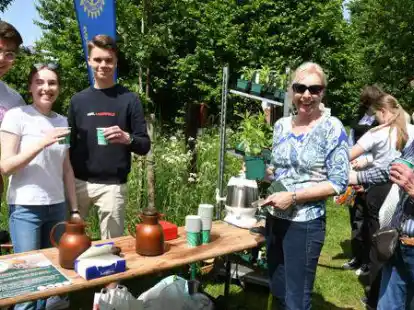 Kam gut an: Die Minztee-Verkostung bei der zweiten &bdquo;Nahtour&ldquo; im Arboretum Wildeshausen.