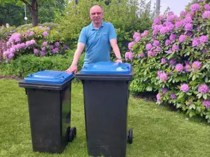 Mehr Auswahl: Michael Hauschke, Leiter des Abfallwirtschaftsbetriebs mit der bekannten gro&szlig;en und der neuen kleinen Papiertonne.