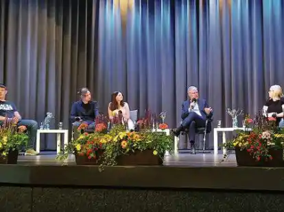 Zu Gast im Westersteder Gymnasium: Ministerpr&auml;sident Stephan Weil in der Podiumsdiskussion mit Jona, Marek, Tim, Sarah, Amelie, Ida, Rebecca und Elsi (von links).