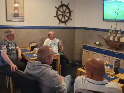 Ein Teil der Mitglieder des Braker HSV-Fanclubs &bdquo;Dolle Raute&ldquo; fieberte vor dem Fernseher mit. Sogar ein Werder-Fan war dabei.