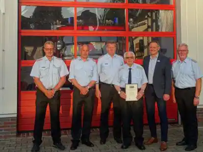 Bei der Ehrung (von links): stellv. Ortsbrandmeister J&ouml;rg Leffers, stellv. Ortsbrandmeister Dirk St&ouml;hr, stellv. Stadtbrandmeister J&uuml;rgen Specht, Jubilar Gerhard (Gerd) Bruns, B&uuml;rgermeister Michael R&ouml;sner und stellv. Kreisbrandmeister J&uuml;rgen Scheel.