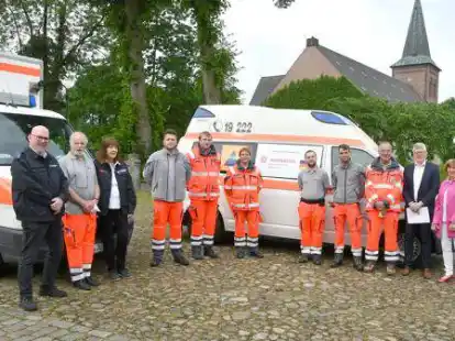 Start zum Ukraine-Hilfstransport in die polnische Partnergemeinde Suprasl: In Gro&szlig;enkneten wurden die Ehrenamtlichen der Johanniter am Dienstagmorgen (von rechts) von Pfarrer Sven Evers, Maria W&uuml;bbeler als Vorsitzende des Partnerschaftsausschusses und Gemeindek&auml;mmerer Horst Looschen verabschiedet.