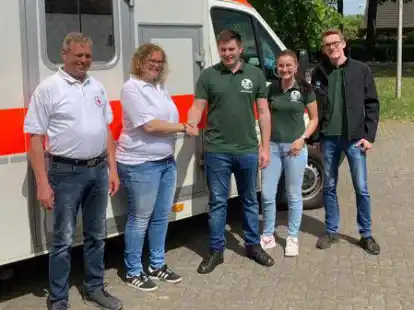 Die Landjugend Sedelsberg bedankte sich beim DRK in Sedelsberg f&uuml;r die gute Zusammenarbeit beim Osterfeuer.