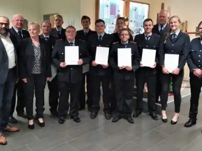 Zu den Bef&ouml;rderungen der Kameraden gratulierten (von links) B&uuml;rgermeister Sven Stratmann, stellvertretender Kreisbrandmeister Franz-Josef Nording, Sachbearbeiterin Petra Lampe ebenso wie Stadtbrandmeister Andreas Witting (3. von rechts) und Ortsbrandmeister Stefan Bruns (rechts).