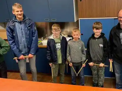 Freuen sich aufs Kindersch&uuml;tzenfest: die Kindertamboure der Wildeshauser Sch&uuml;tzengilde Liam Justen, Jan Nienaber, Justus Evers, Jonas Freese und Matth&auml;us Schink mit Ausbilder Matthias Lenz.