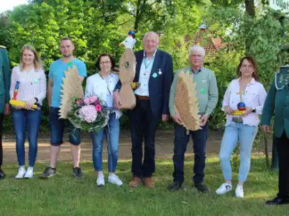 Die erfolgreichen Adlersch&uuml;tzen mit ihren Troph&auml;en (von links): Oberst Rolf Behnen, Lea Schade, Thomas Behnen, Kaiserpaar Maria und Heiner Esters, Hans Breyer, Anke Esters und Major Hermann Olliges.