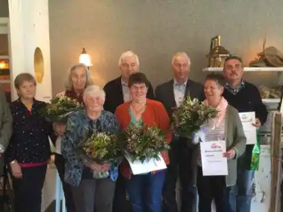 Ehrungen beim VdK Kirchhatten: (von links) 2. Vorsitzender Wilfried Hollmann, Frauenbeauftragte Doris Totzke, Jubilarin Gunda Eilers (40 Jahre VdK), Jubilare Ina Pape, Hartmut und Ria Schr&ouml;der (alle 10 Jahre), Vorsitzender Manfred Huck, Jubilare Marion Stellmach, Helmut Diekmann und Gerd Looschen (alle 10 Jahre).