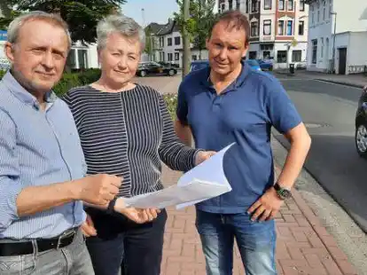 Hans Finke, Olga Melcher und Frank Meyer (von links) wohnen an der Hafenstra&szlig;e: Gemeinsam mit vielen weiteren Anwohnern fordern sie dort eine Tempo-30-Zone.