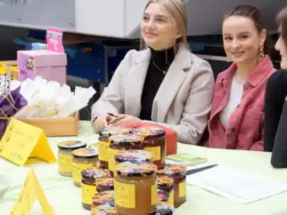 In der Pausenhalle der BBS Haarentor verkauften diese Sch&uuml;lerinnen auch umweltbewusst selbst Gefertigtes.