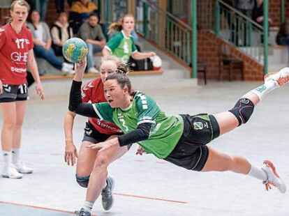 Verloren, gezittert, gefeiert:  Neerstedts  Handballerinnen  um Lisa Rangnick haben den Klassenerhalt geschafft.