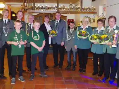 Freuen sich auf ihr Sch&uuml;tzenfest (v.l.)  Matthis Hoffmann, Juniorenk&ouml;nig Klaas Lohmann, Marc Heinemann. Detlef Kampen, Sabine Magold. K&ouml;nig  Heiko Klaener, Leif Dallmann, K&auml;the Kampen, Damenk&ouml;nigin Lore Harfst, Hiltraud Dagott, Anke Haverkamp (K&ouml;nigin der K&ouml;niginnen) sowie (vorne v.l.) Jugendk&ouml;nig Hauke Huntemann und S&ouml;nke Huntemann