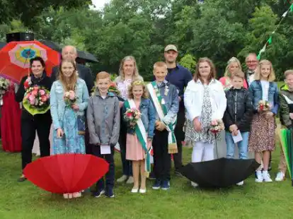 Das Kinderk&ouml;nigspaar mit Throngefolge, das K&ouml;nigspaar, Jubilare und Vorstandsmitglieder des Sch&uuml;tzenvereines in Gehlenberg.