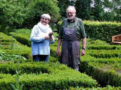 Annelene und Johann Gertje in ihrem Garten in Bokel.