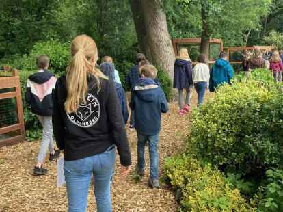 Start der Tierheimrallye durchs Oldenburger Tierheim, vorbei an Hund, Katze und Kaninchen.