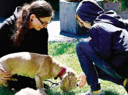 Tierpflegerin Daniela Meyer (links) zeigt den Kindern und Jugendlichen bei der ersten Jugendtierschutz-Stunde den richtigen Umgang mit k&ouml;rperlich beeintr&auml;chtigten Hunden. Die blinde Cocker Spaniel-Dame Hedwig wurde sofort von den Kindern ins Herz geschlossen.