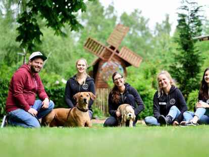 Dominic K&ouml;ppen (links, Tierheimleiter), sein Hund Bailey und Daniela Meyer (Mitte, Tierpflegerin) mit ihrer blinden H&uuml;ndin Hedwig, unterst&uuml;tzten Antonia Heinze, die Leiterin der Jugendtierschutz-Stunde (24, zweite rechts). Sahra Kleinke (22, zweite links), Auszubildende im 3. Lehrjahr zur Tierpflegerin Tierheim/Tierpension und die ehrenamtliche Helferin Melissa Arnst (22, rechts) halfen bei der Tierheimrallye.