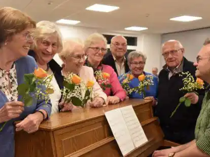 Stephan Christ spielt ein letztes Servus f&uuml;r Hedwig Nienaber (von links), Agnes Th&ouml;lke, Christa Deeken, Anita Rauert, G&uuml;nther Gruber, Waltraud und Heinz Lawicka.