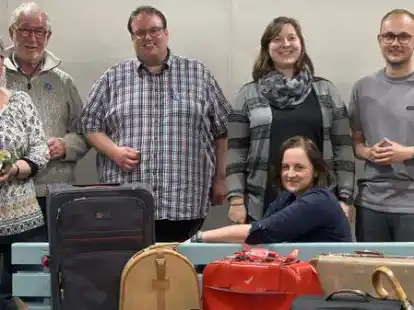 Jane Kleidon (sitzend) leitete die Wahlen zum Vorstand. Lasse Kramer, Melissa Hattermann und Torsten Lange (von rechts) wurden wiedergew&auml;hlt. Rolf und Irene Warnke wurden f&uuml;r zehnj&auml;hrige Mitgliedschaft geehrt.