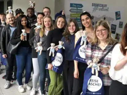 Kurz vor der Abfahrt: Fachbereichsleiterin Silke Kehrholff hat beim letzten Vorbereitungstreffen auch Maskottchen und Erasmus-Reisetaschen an alle Teilnehmer verteilt.