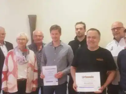 Auch Ehrungen wurden bei der Versammlung des SC Wildeshausen vorgenommen: Der 1. Vorsitzende Horst Feenders (rechts) sowie Horst Bokelmann (von links), stellvertretender Vorsitzender Kreissportbundes, gratulierten Elli und Werner Beier (beide 45 Jahre Mitglied), Andreas K&uuml;hling (10 Jahre &Uuml;bungsleiter), Nils K&ouml;ppen (15 Jahre Mitglied), Martin K&ouml;ppen (10 Jahre Abteilungsleiter) und Edward Brouwer (18 Jahre Abteilungsleiter).