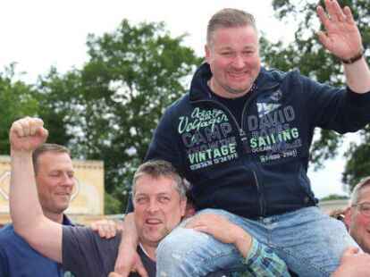 Der neue Gehlenberger K&ouml;nig Klaus Kramer wird von seinen Kompaniekollegen ins Festzelt getragen.