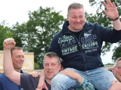 Der neue Gehlenberger K&ouml;nig Klaus Kramer wird von seinen Kompaniekollegen ins Festzelt getragen.