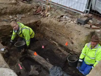 Tilman Bronner (links) und Olaf-Hendrik Schrader legen in dem Tiefstall-&Uuml;berrest noch gut erhaltene Balken frei.