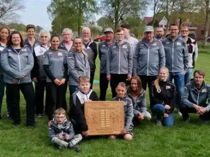 Die erfolgreichen Teilnehmer der Schweewarder Vereinsmeisterschaften im Stra&szlig;enbo&szlig;eln